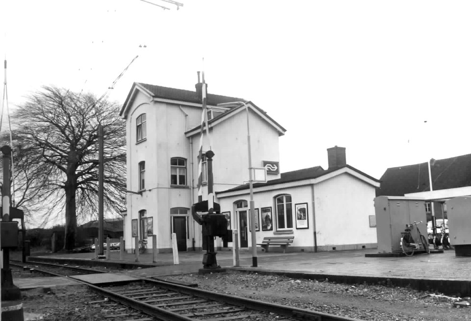 HUA-150713-Gezicht op de perronzijde van het N.S.-station Beek-Elsloo te Beek, kort voor de afbraak