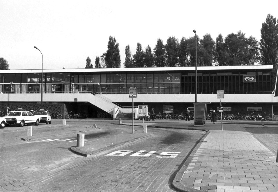 HUA-150833-Gezicht op een gedeelte van de voorgevel van het NS station Weesp te Weesp