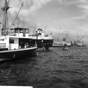 Havengezichten Rotterdam, schepen in Waalhaven, Bestanddeelnr 918-1745