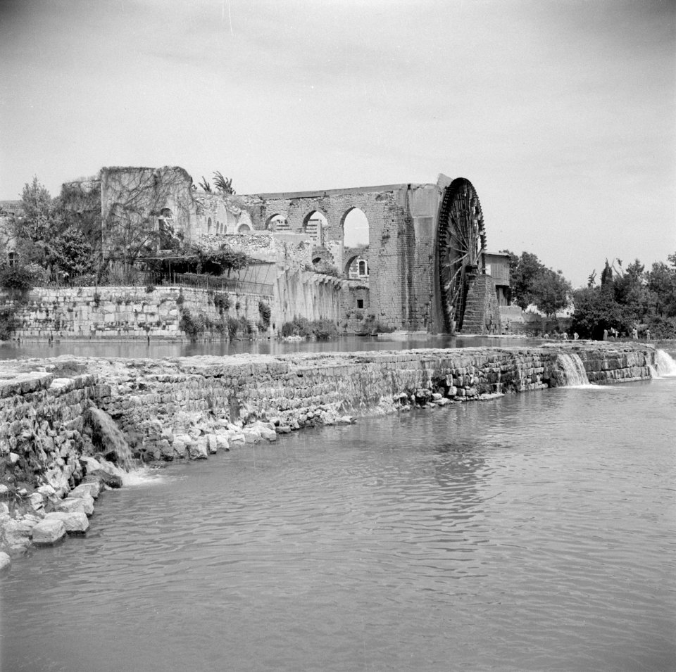 Houten waterrad aan de Orontes met het aquaduct in Hama, Bestanddeelnr 255-6010