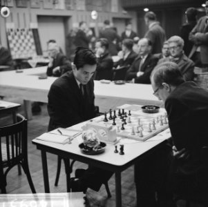 Hoogovenschaaktoernooi. Tan (links) Van der Berg (rechts), Bestanddeelnr 914-6931