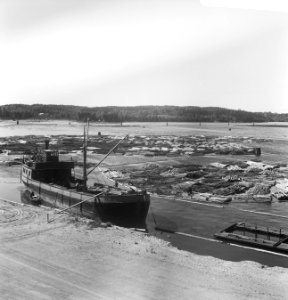 Houtvoorraad bij papierfabriek bij Imatra, Bestanddeelnr 920-4766