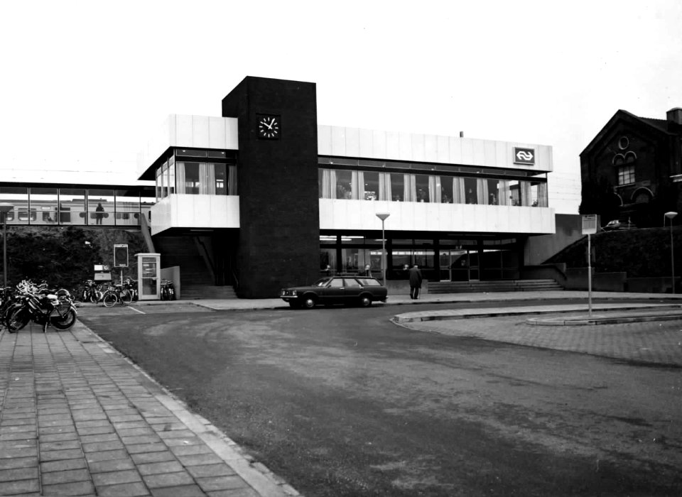 HUA-150231-Gezicht op het Stationsplein en het N.S.-station te Culemborg