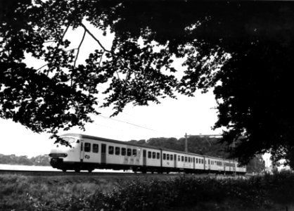 HUA-151039-Afbeelding van een electrisch treinstel plan T (mat. 1964) van de N.S. ter hoogte van Dieren (Ellecom)