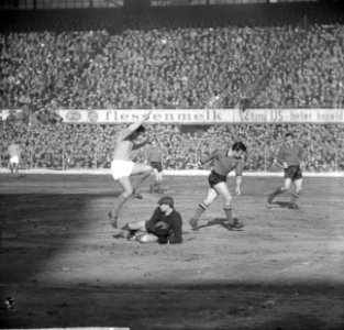 Holland tegen Belgie 0-1. Keeper Nicolai pakt bal voor aanstormende Swart, Bestanddeelnr 914-8901