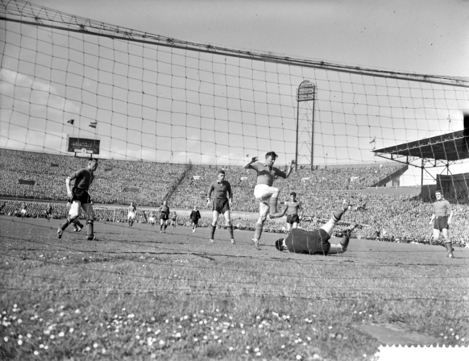 Holland tegen Belgie 2-2 in het Olympisch stadion te Amsterdam, Abe Lenstra spri, Bestanddeelnr 910-3105