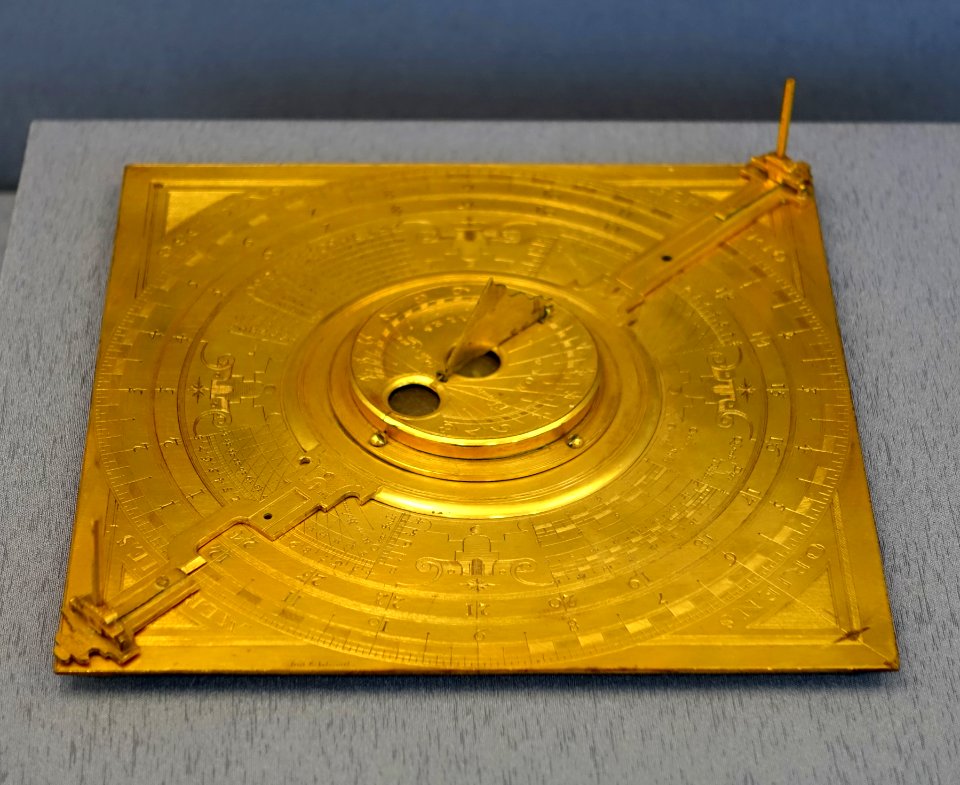 Horizontal desktop sundial, Erasmus Habermehl, late 1500s, gilt brass - Germanisches Nationalmuseum - Nuremberg, Germany - DSC03752