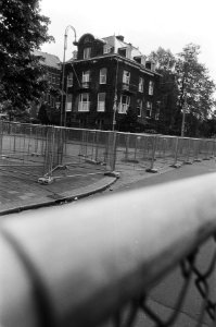 Hekken bij het Amerikaans Consulaat op het Museumplein, Bestanddeelnr 932-1830