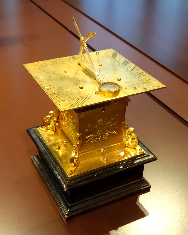 Horizontal sundial with heavy plumb bob beneath dial plate, Christopher Trechsler, Dresden, 1611 - Mathematisch-Physikalischer Salon, Dresden - DSC08035