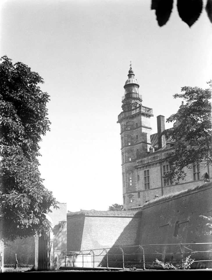 Helsingør. Hekwerk langs de slotgracht met op de achtergrond een hoektoren van k, Bestanddeelnr 189-0588
