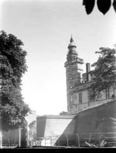 Helsingør. Hekwerk langs de slotgracht met op de achtergrond een hoektoren van k, Bestanddeelnr 189-0588