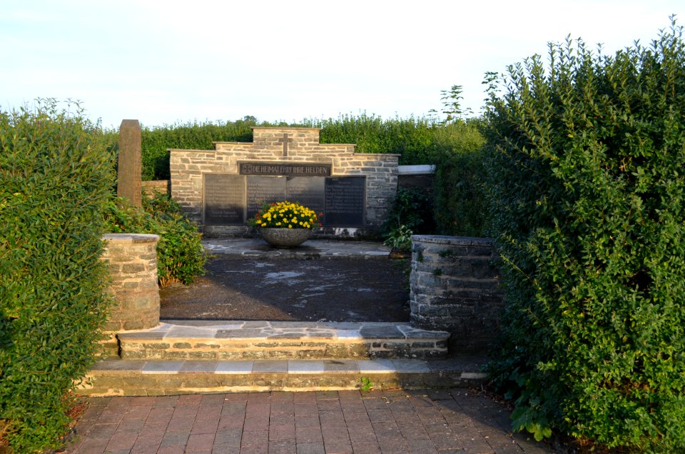 Heinzenberg, Friedhof, Ehrenmal