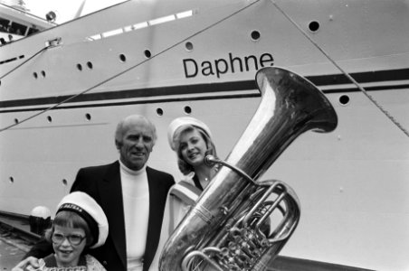 Grieks Carras-cruiseschip Daphne in Amsterdam, Miss Holland ( Nanny Nielen ) m, Bestanddeelnr 928-6079