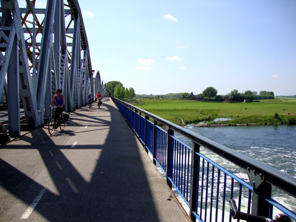 Grave (N-Br, NL) fietspad van de Maasbrug