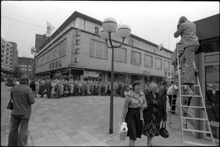 HEMA-medewerkers vieren het 50-jarig jubileum van de HEMA 1976