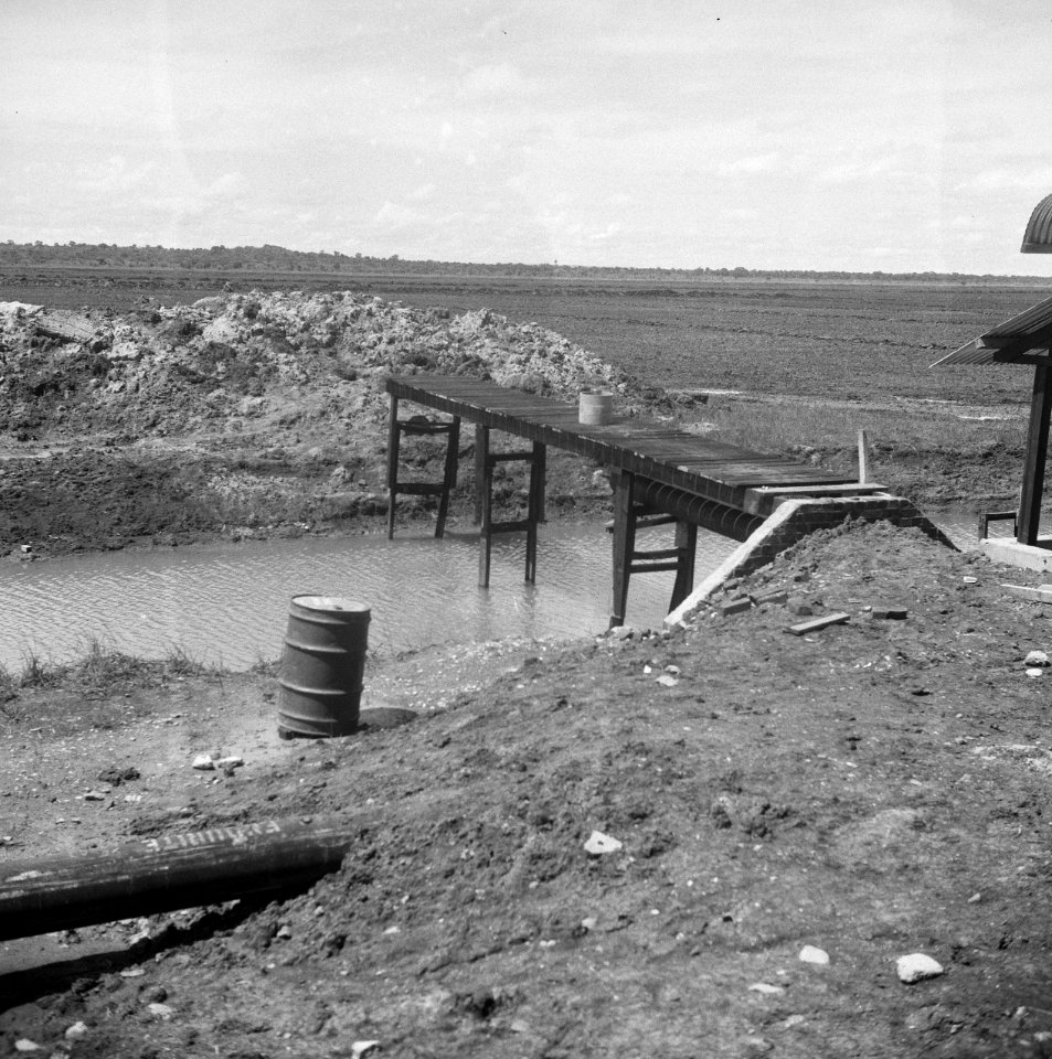 Graven en verbeteren van kanalen, aanleggen bruggen, Bestanddeelnr 250-8381
