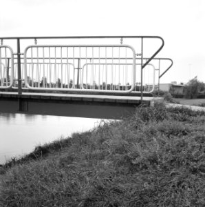 Graven en verbeteren van kanalen, aanleggen bruggen, bruggen, Bestanddeelnr 160-0912