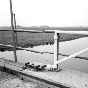 Graven en verbeteren van kanalen, aanleggen bruggen, bruggen, waterland, Broek, Bestanddeelnr 160-0871