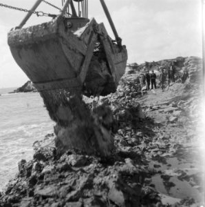 Grijper loost zand op een dijklichaam, Bestanddeelnr 900-7604