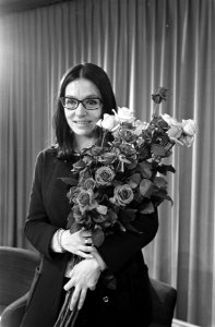 Grieks Franse zangeres Nana Mouskouri met echtgenoot George Petsilas op Schiphol, Bestanddeelnr 922-4744
