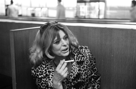 Griekse actrice Melina Mercouri arriveert op Schiphol zij zal een demonstratieve, Bestanddeelnr 922-3126