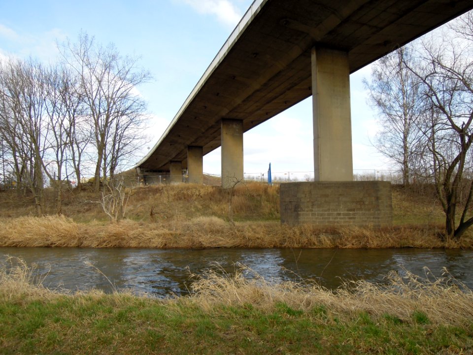 Großdeubener Pleißebrücke die Bundesstraße 2 überführend -Dreiviertel-Sicht- im März 2018b