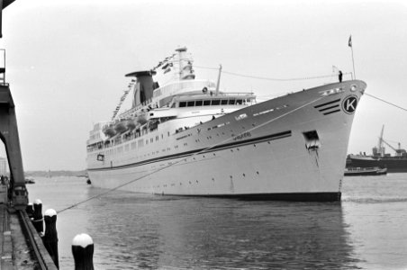 Grieks Carras-cruiseschip Daphne in Amsterdam, het schi Daphne in de Amsterd, Bestanddeelnr 928-6080