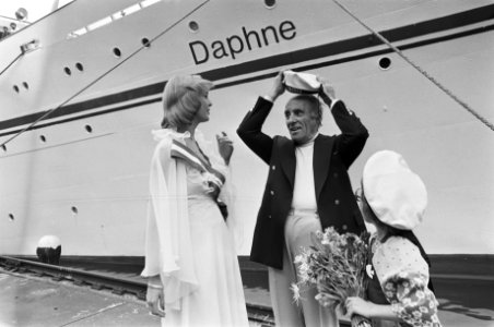 Grieks Carras-cruiseschip Daphne in Amsterdam, reder Carras en Miss Holland Na, Bestanddeelnr 928-6081