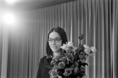 Grieks Franse zangeres Nana Mouskouri met echtgenoot George Petsilas op Schiphol, Bestanddeelnr 922-4745
