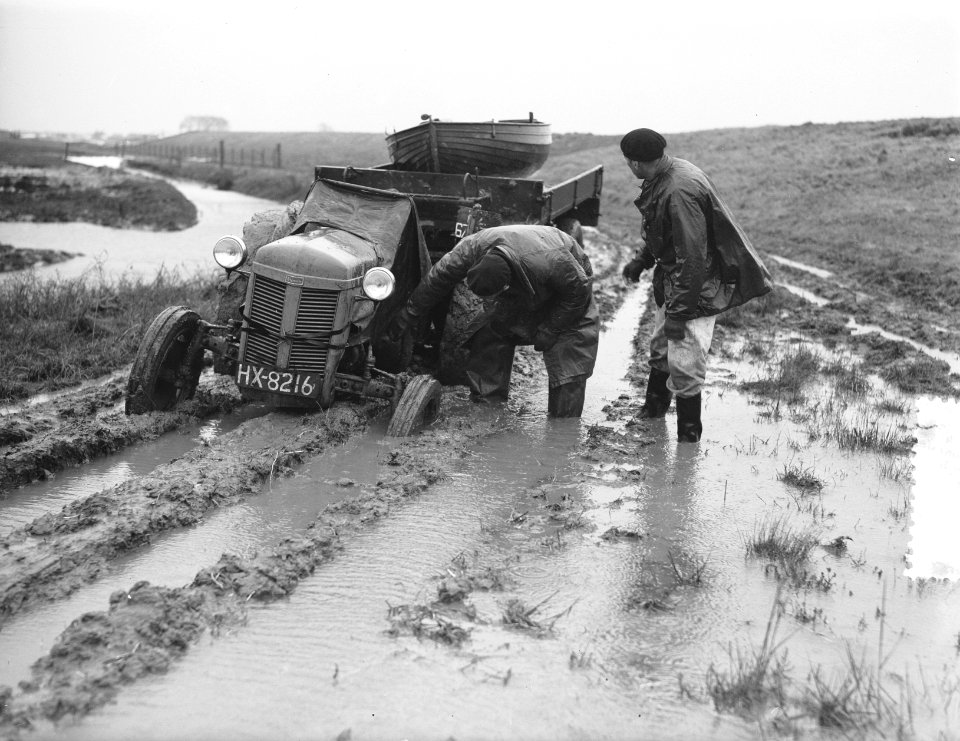 Goeree Overflakkee Sluishaven. Tractor zakt in modder, Bestanddeelnr 905-5425