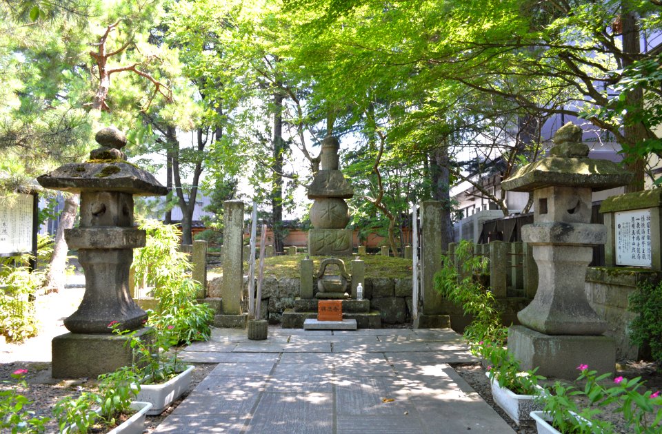 Grave of Gamou Ujisato in Koutokuji