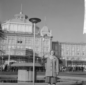 Herdenking 50 jaar bestaan NOC, Sjoukje Dijkstra ontstak het Olympisch vuur, Bestanddeelnr 914-5176