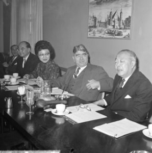 Handelsdelegatie uit Hong Kong in Den Haag Mrs S Yuen , mr W C G Knowles, Bestanddeelnr 915-6372