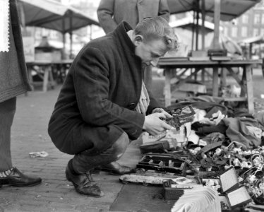 Handel in tweedehands schaatsen op Waterlooplein, Bestanddeelnr 911-9954