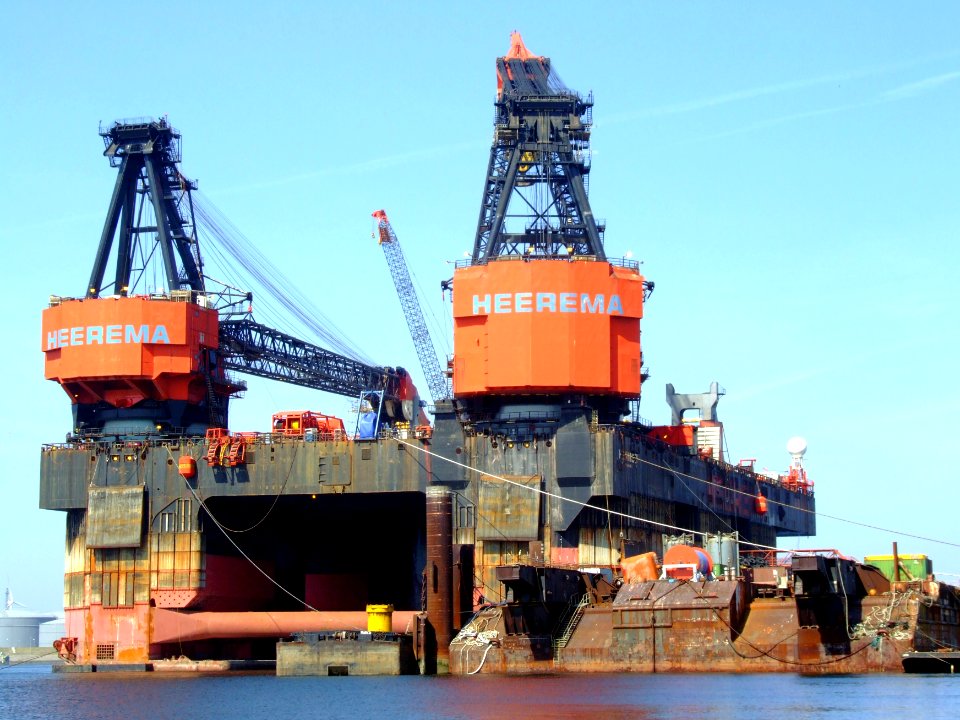 Hermod and barge H114 photo3