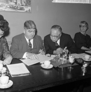Handelsdelegatie uit Hong Kong in Den Haag Mrs S Yuen , mr W C G Knowles, Bestanddeelnr 915-6371