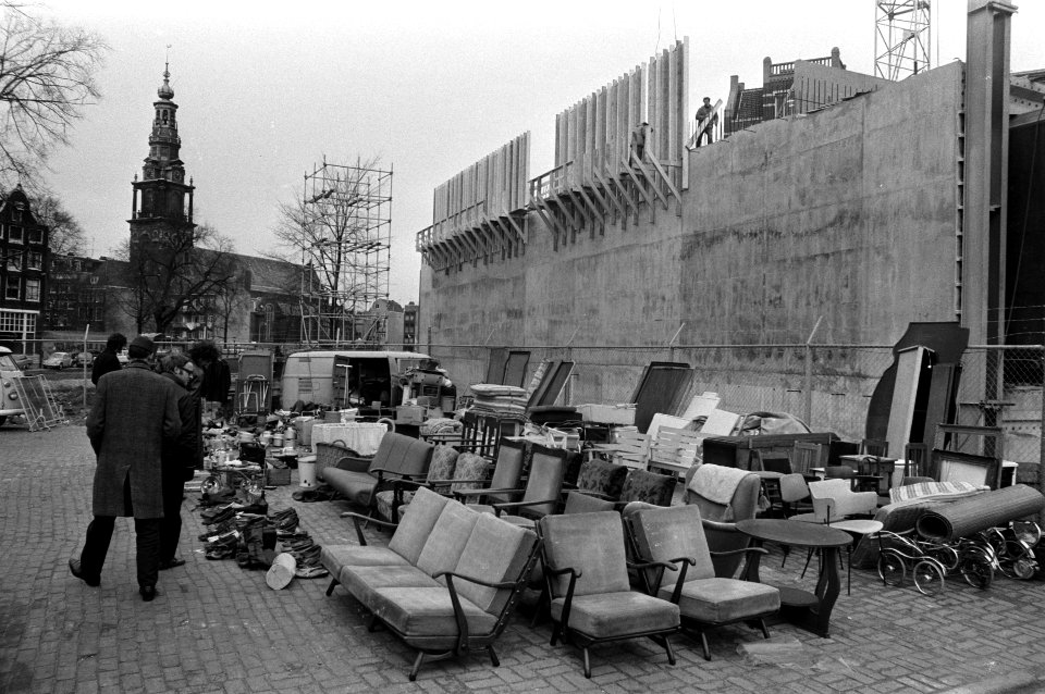 Handelaar heeft banken uitgestald Waterlooplein Amsterdam, Bestanddeelnr 925-2495