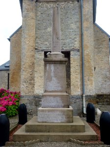 Hames-Boucres (Pas-de-Calais) monument aux morts