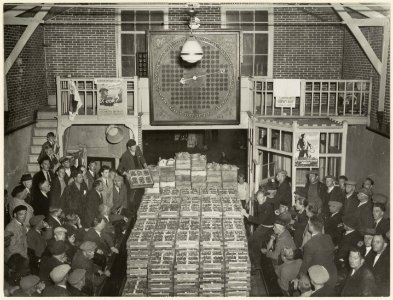 Handelaren tijdens de veiling van aardbeien en groente. NL-HlmNHA 5404338