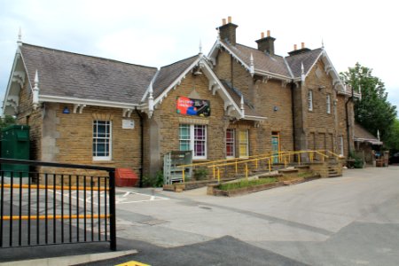 Headingley Station building 2019-06-04 (1)