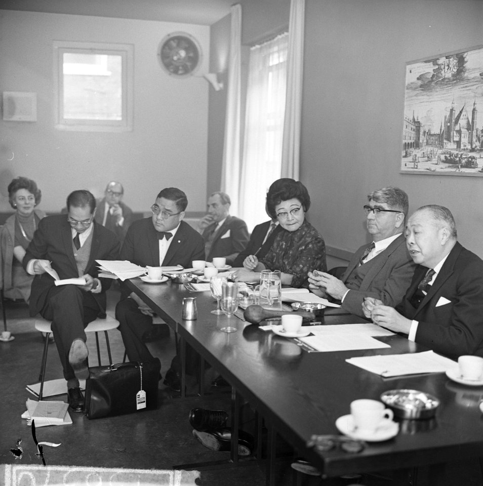 Handelsdelegatie uit Hong Kong in Den Haag Mrs S Yuen , mr W C G Knowles, Bestanddeelnr 915-6370