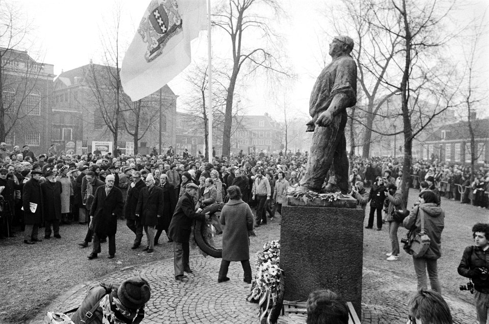 Herdenking februaristaking bij het beeld van De Dokwerker in Amsterdam waar duizenden mensen aan deelnamen, overzicht herdenking, Bestanddeelnr 931-3437
