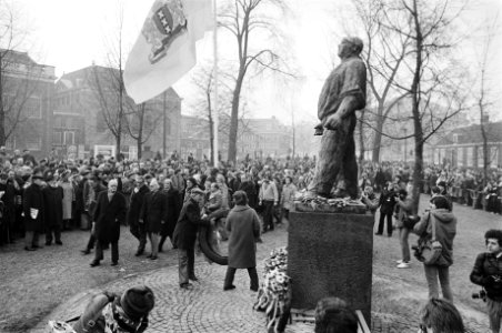 Herdenking februaristaking bij het beeld van De Dokwerker in Amsterdam waar duizenden mensen aan deelnamen, overzicht herdenking, Bestanddeelnr 931-3437