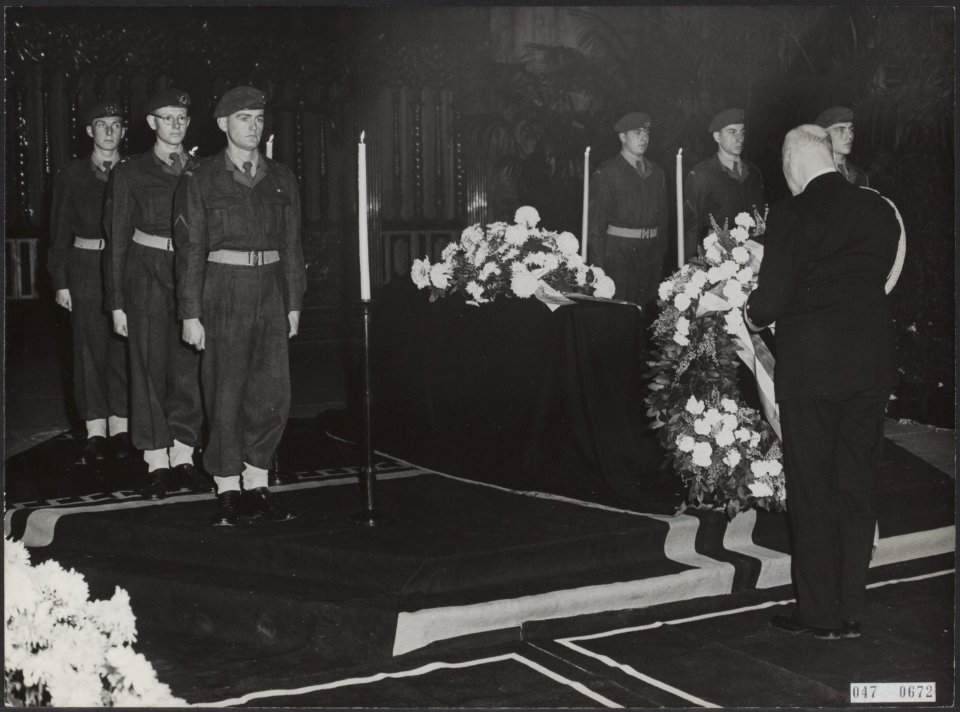 Herdenkingsplechtigheid ter nagedachtenis van de gesneuvelde geallieerde militai, Bestanddeelnr 047-0672