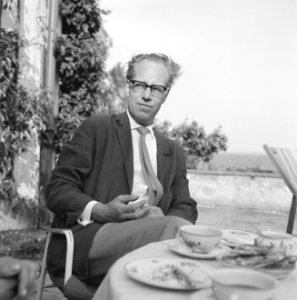 Hermann Kreiselmeier op een terras, Bestanddeelnr 254-4939