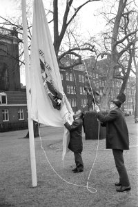 Herdenking februaristaking hijsen van vlag bij dokwerken, Bestanddeelnr 925-4106