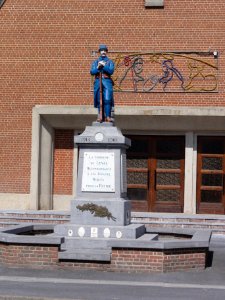 Leval (Nord) monument aux morts devant l'église