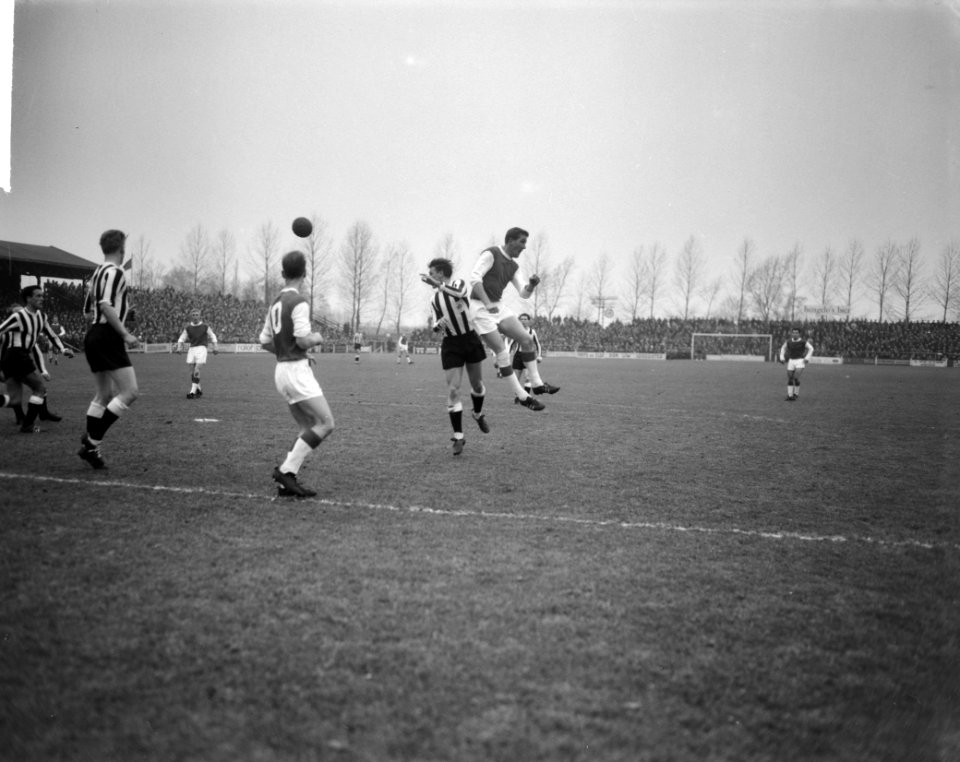 Heracles tegen Ajax 1-0, Cees Groot (Ajax) in kopduel, Bestanddeelnr 916-1131
