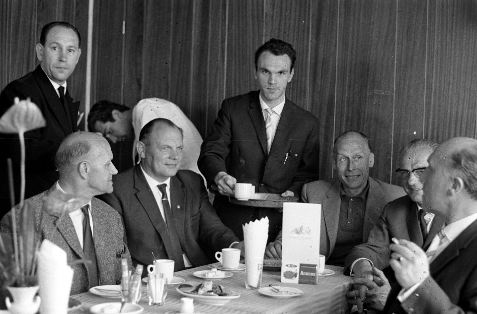 Leen van der Meulen opent Lunchroom De Stayer, Bestanddeelnr 914-0305