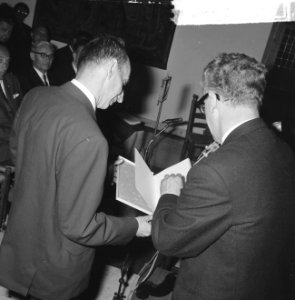 Leo Vroman ontving staatsprijs voor letterkunde in het Muiderslot, Leo Vroman en, Bestanddeelnr 917-8049